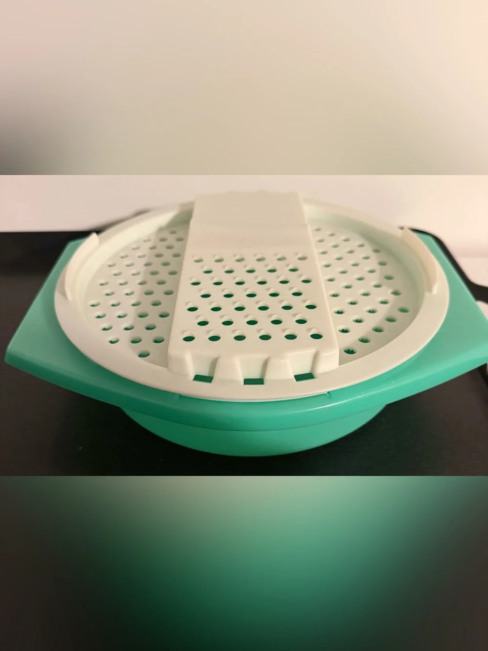 Vtg Tupperware Bowl Grater Shredder Strainer 786-1  Jadeite Green 3 Pc Set Lid